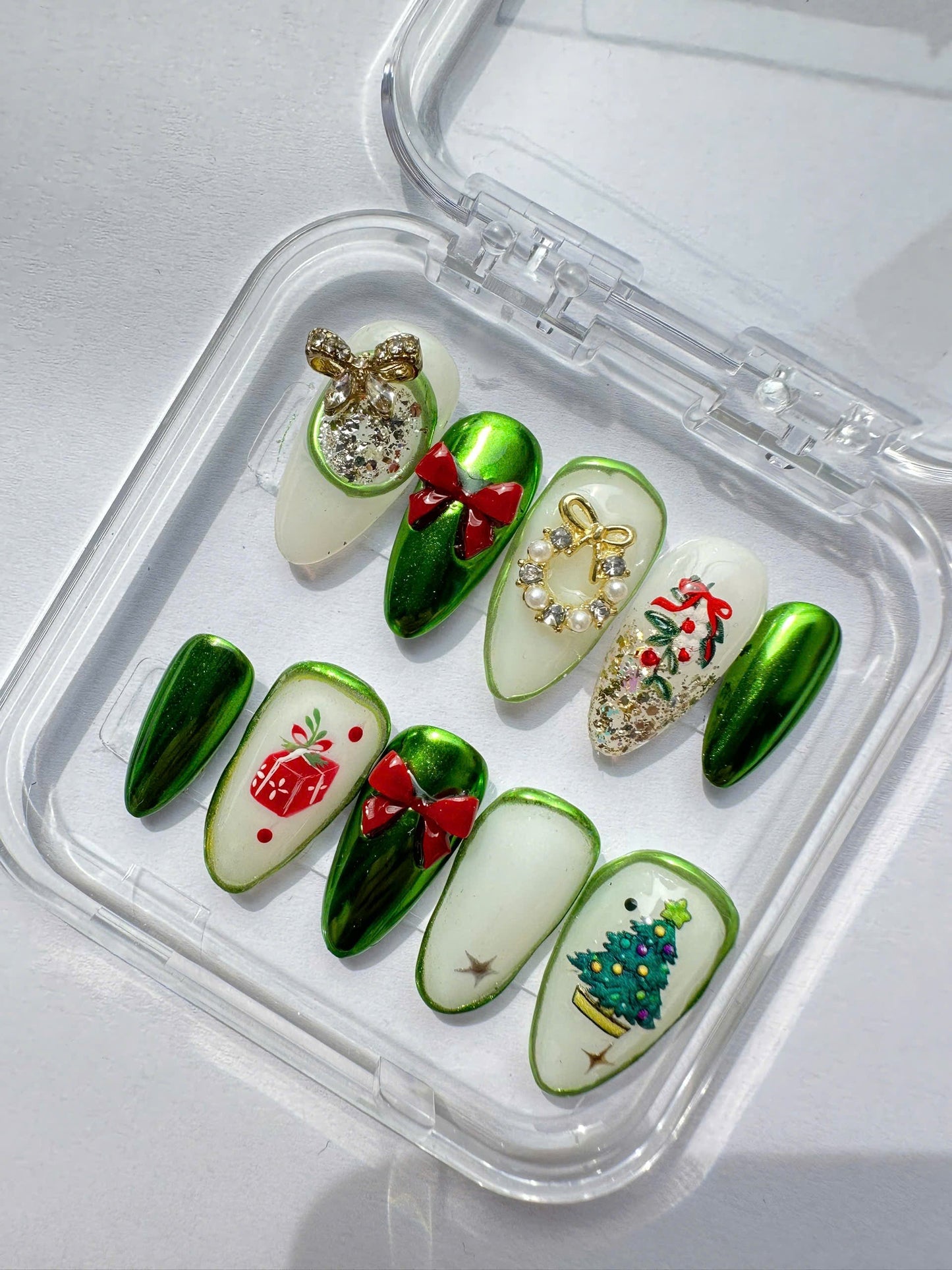 Emerald Christmas Charm GL172